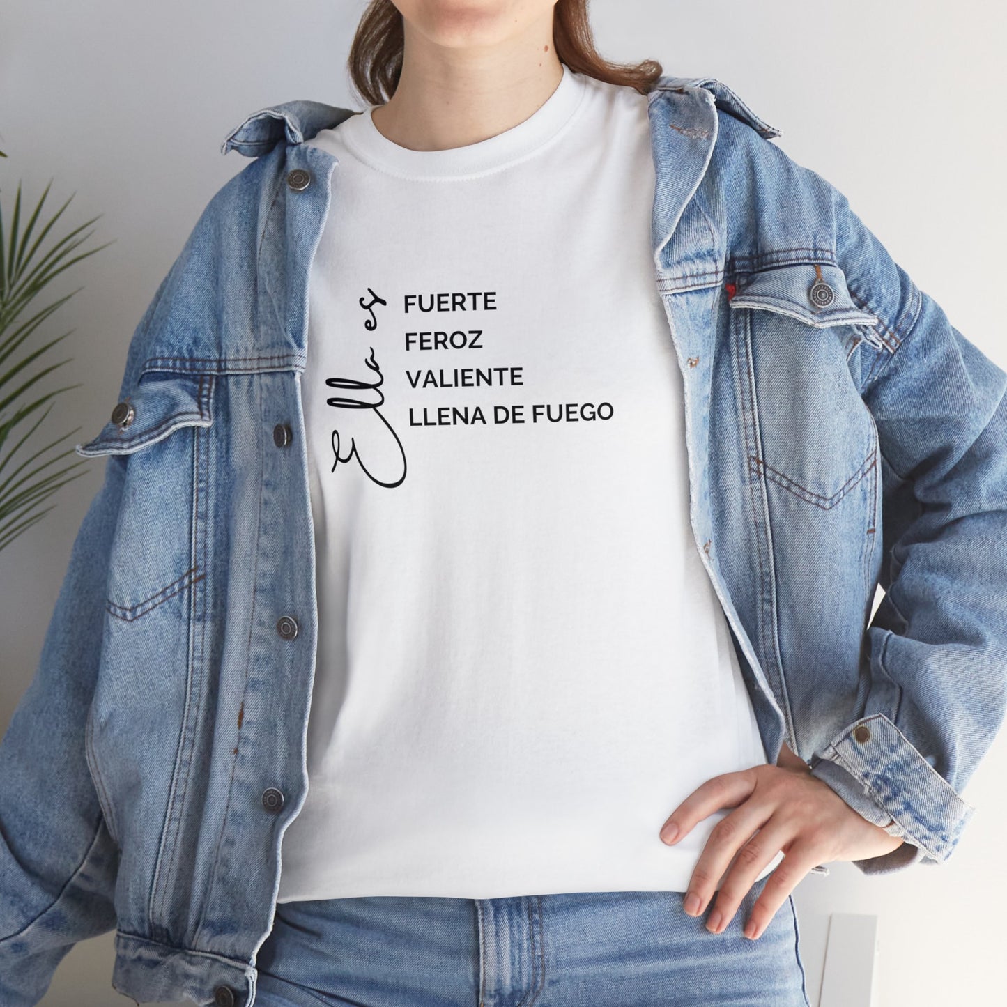 Ella es fuerte, feroz, valiente, llena de fuego Shirt | feminista | chica fuerte | día de la mujer shirt 💜