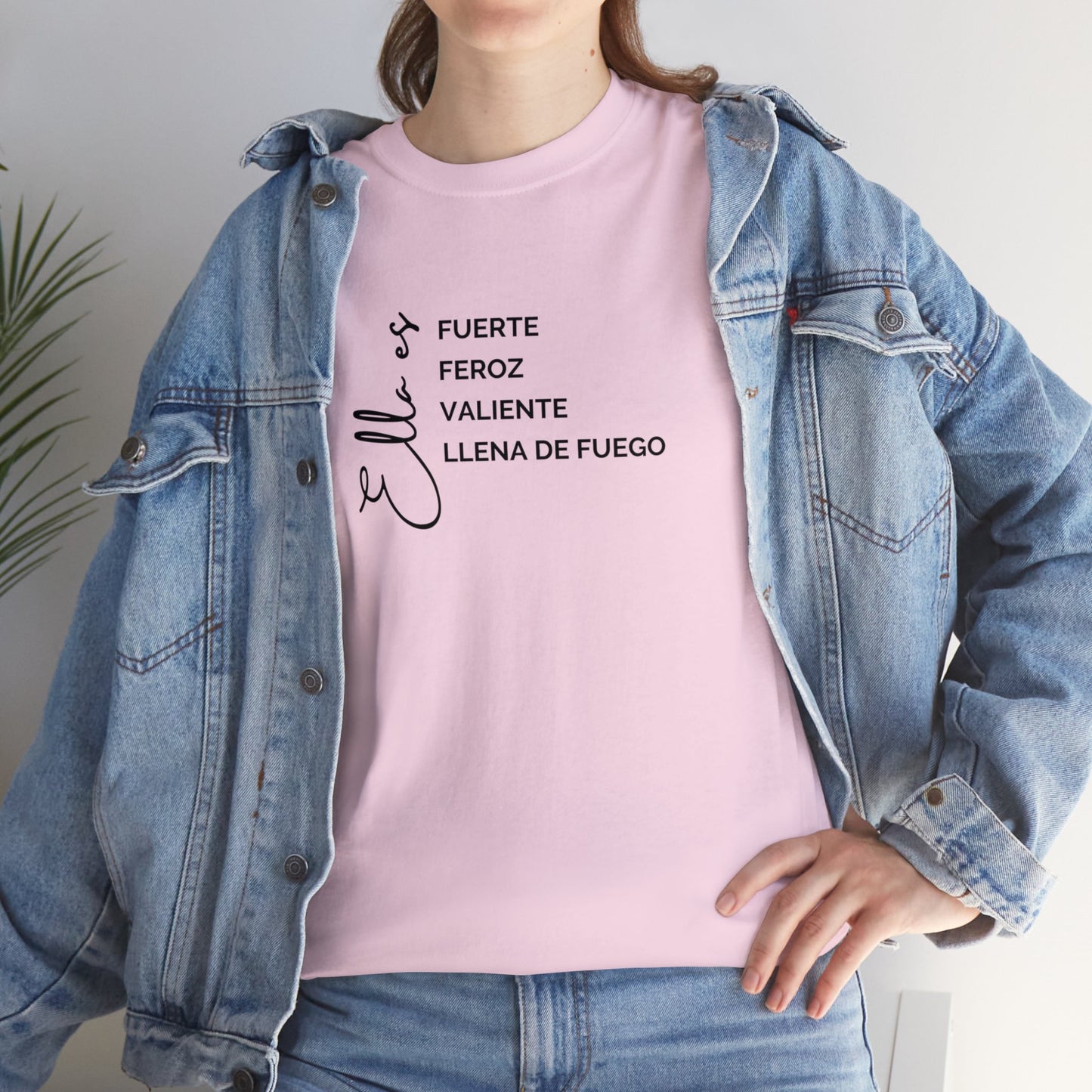 Ella es fuerte, feroz, valiente, llena de fuego Shirt | feminista | chica fuerte | día de la mujer shirt 💜