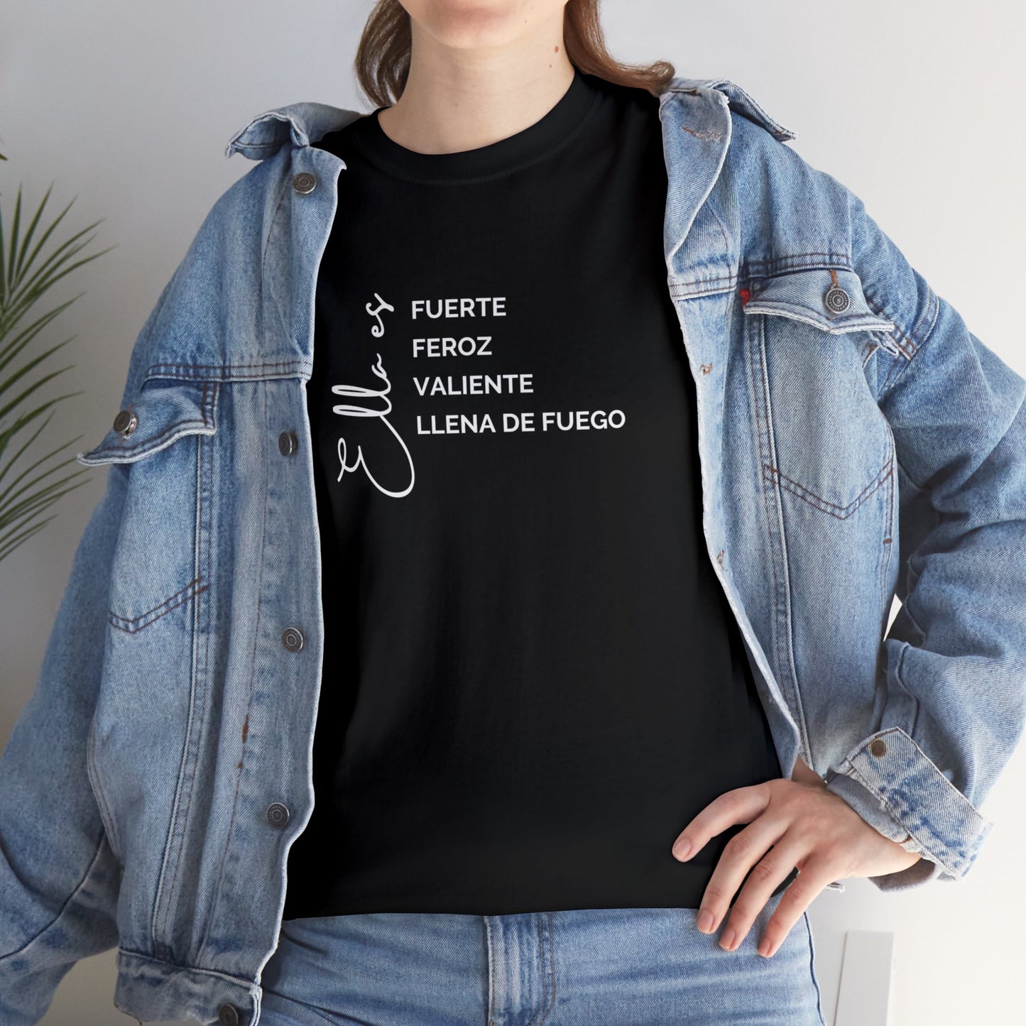 Ella es fuerte, feroz, valiente, llena de fuego Shirt | feminista | chica fuerte | día de la mujer shirt 💜