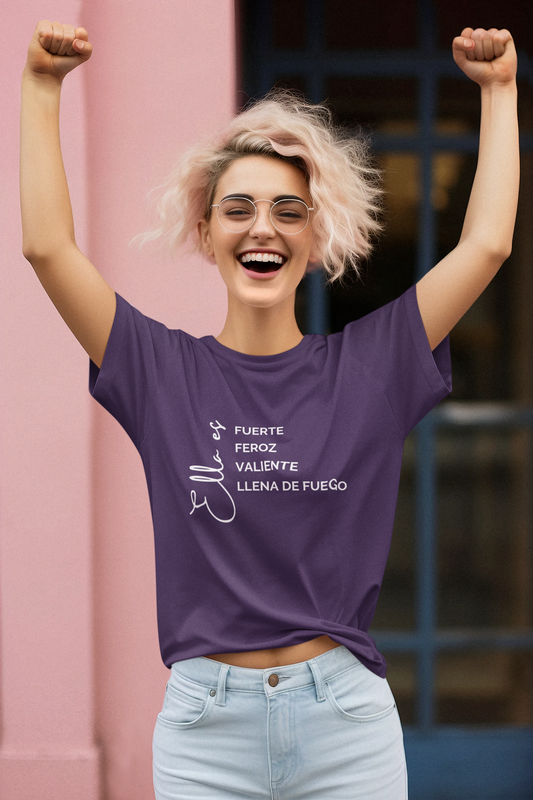 Ella es fuerte, feroz, valiente, llena de fuego Shirt | feminista | chica fuerte | día de la mujer shirt 💜